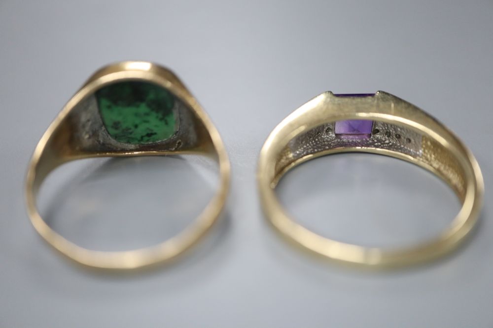 A modern 9ct gold, amethyst and diamond chip dress ring, size X and a 9ct gold and hardstone set signet ring, size V,